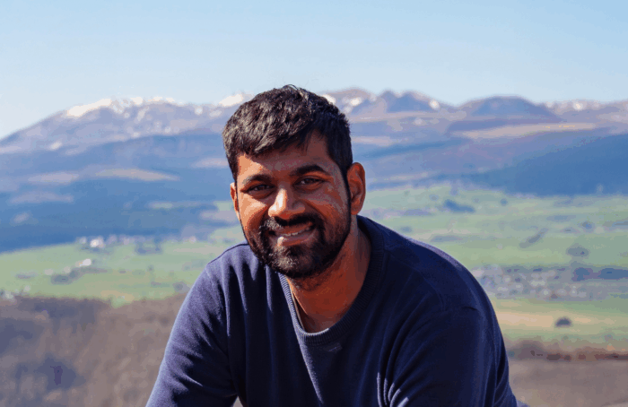 Photo de Kenny GURIAH avec en fond des montagnes