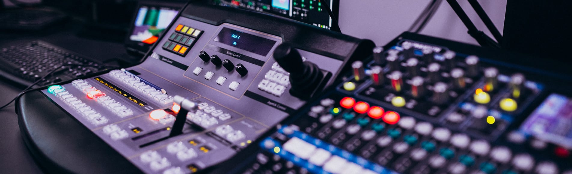 Studio de production audio avec console de mixage et microphone professionnel